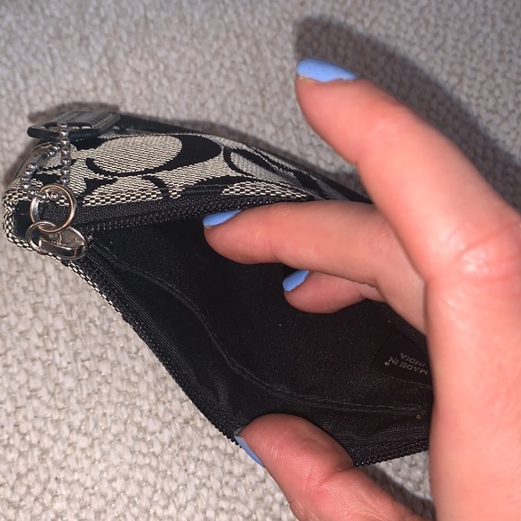 Coach wristlet with 1 organizer pocket inside - Picture 3 of 4